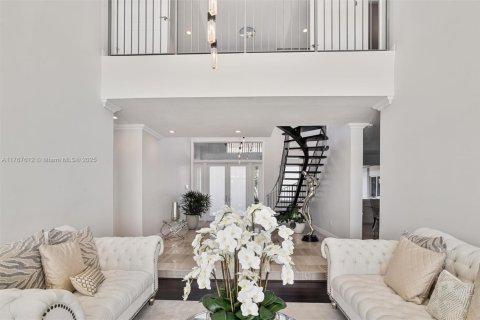 Casa en venta en Miami, Florida, 7 dormitorios № 1714299 - foto 25