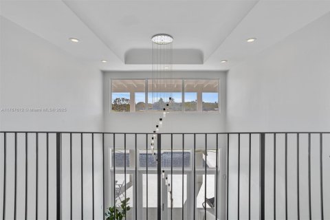 Casa en venta en Miami, Florida, 7 dormitorios № 1714299 - foto 18