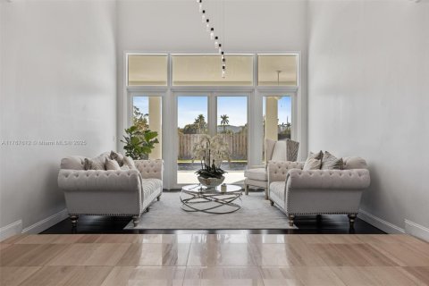 Casa en venta en Miami, Florida, 7 dormitorios № 1714299 - foto 5
