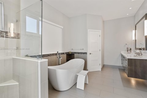 Casa en venta en Miami, Florida, 7 dormitorios № 1714299 - foto 14