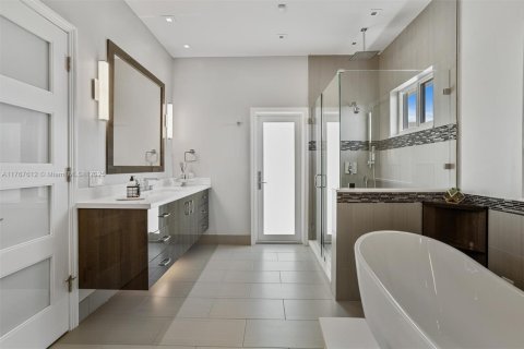Casa en venta en Miami, Florida, 7 dormitorios № 1714299 - foto 15