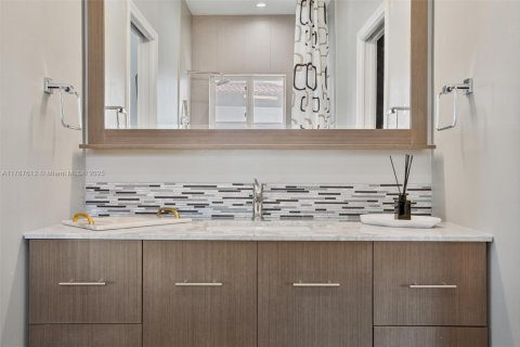 Casa en venta en Miami, Florida, 7 dormitorios № 1714299 - foto 29