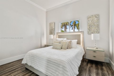 Casa en venta en Miami, Florida, 7 dormitorios № 1714299 - foto 13