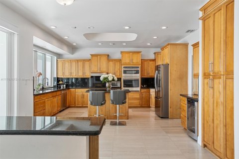 Casa en venta en Miami, Florida, 7 dormitorios № 1714299 - foto 11