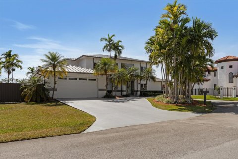 Casa en venta en Miami, Florida, 7 dormitorios № 1714299 - foto 3