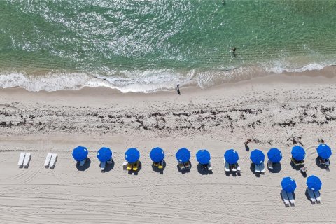 Снять в аренду кондоминиум в Халландейл-Бич, Флорида 1 спальня, 68.38м2, № 1935598 - фото 1