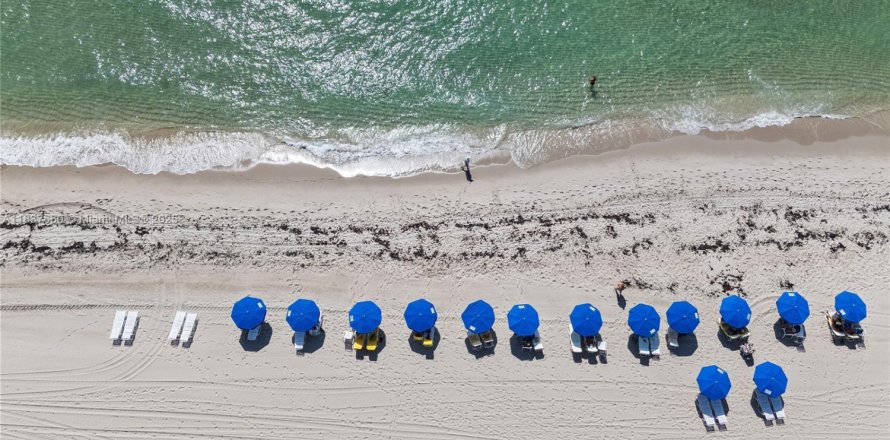 Кондоминиум с 1 спальней в Халландейл-Бич, Флорида № 1935598