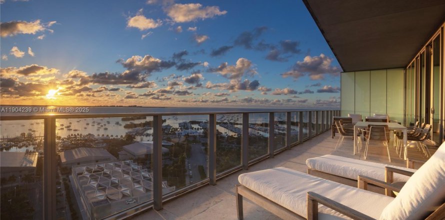 Кондоминиум с 4 спальнями в Майами, Флорида № 1956604