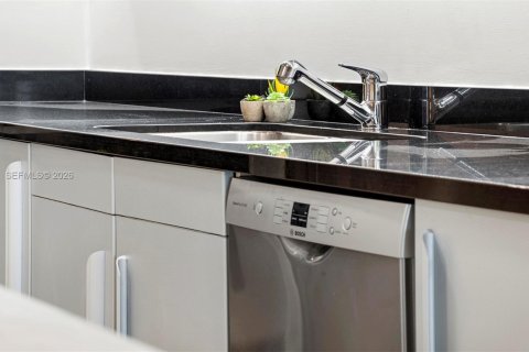 Купить кондоминиум в Майами-Бич, Флорида 70.61м2, № 1997248 - фото 19