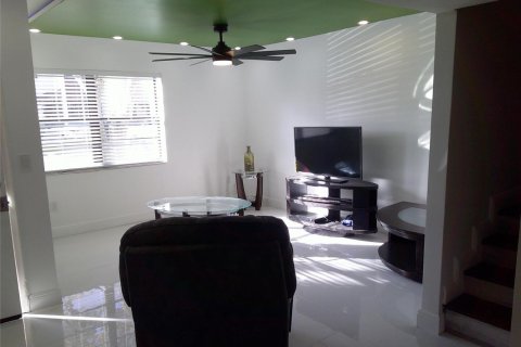 Touwnhouse à vendre à Hollywood, Floride: 2 chambres, 112.23 m2 № 2362849 - photo 2