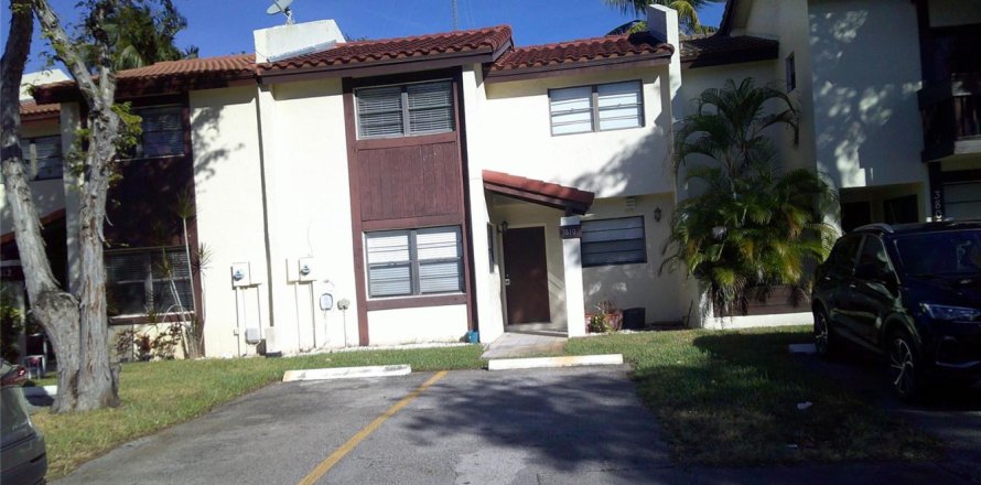 Touwnhouse à Hollywood, Floride 2 chambres, 112.23 m2 № 2362849