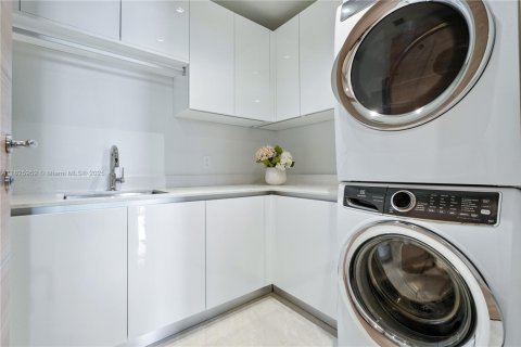 Condo in Coral Gables, Florida, 3 bedrooms  № 1797548 - photo 21
