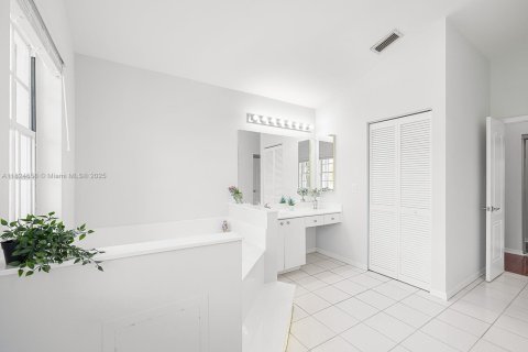 House in Pembroke Pines, Florida 4 bedrooms, 300.35 sq.m. № 1806482 - photo 27