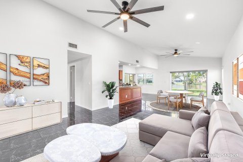 House in Pembroke Pines, Florida 4 bedrooms, 300.35 sq.m. № 1806482 - photo 17