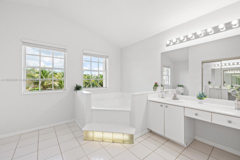 House in Pembroke Pines, Florida 4 bedrooms, 300.35 sq.m. № 1806482 - photo 25