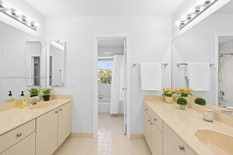 House in Pembroke Pines, Florida 4 bedrooms, 300.35 sq.m. № 1806482 - photo 30