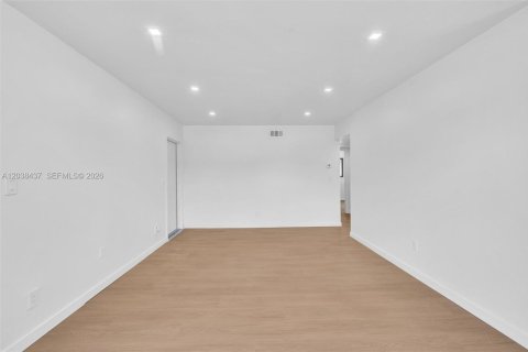 House in Wilton Manors, Florida 3 bedrooms, 85.19 sq.m. № 2271074 - photo 13