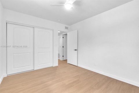House in Wilton Manors, Florida 3 bedrooms, 85.19 sq.m. № 2271074 - photo 24