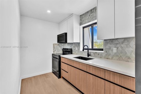 House in Wilton Manors, Florida 3 bedrooms, 85.19 sq.m. № 2271074 - photo 7