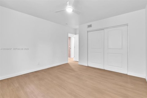 House in Wilton Manors, Florida 3 bedrooms, 85.19 sq.m. № 2271074 - photo 12