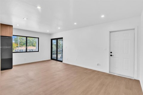 House in Wilton Manors, Florida 3 bedrooms, 85.19 sq.m. № 2271074 - photo 3