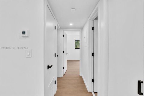 House in Wilton Manors, Florida 3 bedrooms, 85.19 sq.m. № 2271074 - photo 19