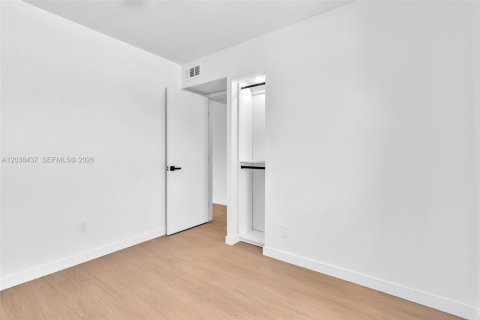 House in Wilton Manors, Florida 3 bedrooms, 85.19 sq.m. № 2271074 - photo 28
