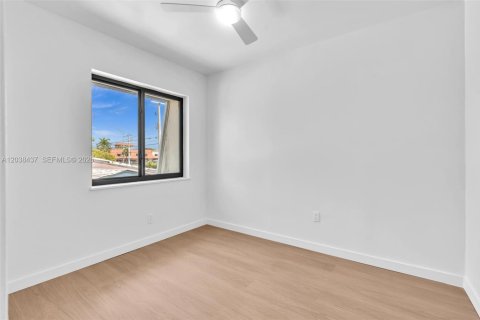 House in Wilton Manors, Florida 3 bedrooms, 85.19 sq.m. № 2271074 - photo 27