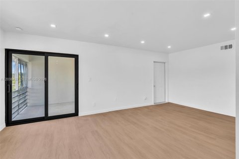 House in Wilton Manors, Florida 3 bedrooms, 85.19 sq.m. № 2271074 - photo 4