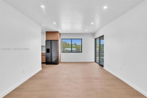 House in Wilton Manors, Florida 3 bedrooms, 85.19 sq.m. № 2271074 - photo 6