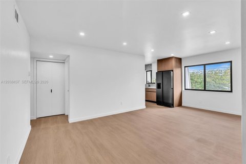 House in Wilton Manors, Florida 3 bedrooms, 85.19 sq.m. № 2271074 - photo 2