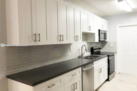 Casa en alquiler en Fort Lauderdale, Florida, 3 dormitorios № 1995187 - foto 5