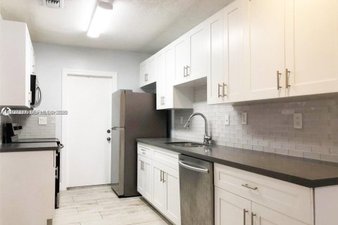 Casa en alquiler en Fort Lauderdale, Florida, 3 dormitorios № 1995187 - foto 13