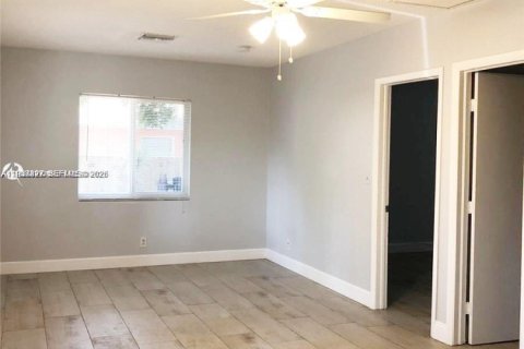 Casa en alquiler en Fort Lauderdale, Florida, 3 dormitorios № 1995187 - foto 4