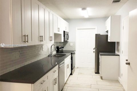 Casa en alquiler en Fort Lauderdale, Florida, 3 dormitorios № 1995187 - foto 2