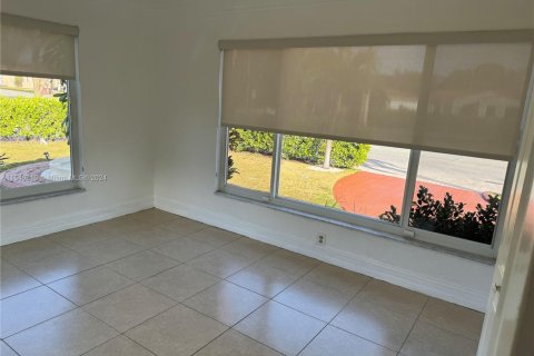 House in Coral Gables, Florida 3 bedrooms, 136.94 sq.m. № 1694791 - photo 19