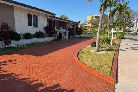 House in Coral Gables, Florida 3 bedrooms, 136.94 sq.m. № 1694791 - photo 2