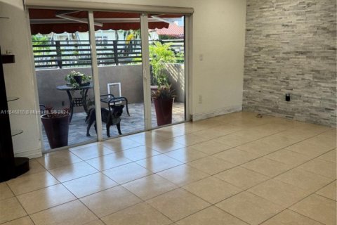 House in Coral Gables, Florida 3 bedrooms, 136.94 sq.m. № 1694791 - photo 17