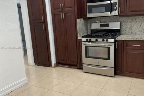 House in Coral Gables, Florida 3 bedrooms, 136.94 sq.m. № 1694791 - photo 15