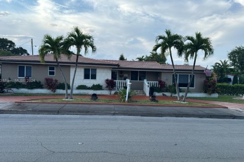 House in Coral Gables, Florida 3 bedrooms, 136.94 sq.m. № 1694791 - photo 1