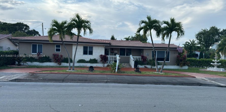 House in Coral Gables, Florida 3 bedrooms, 136.94 sq.m. № 1694791