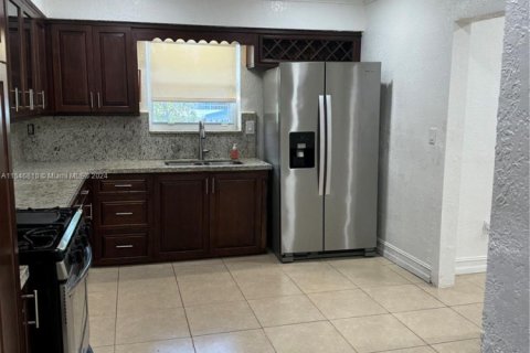 House in Coral Gables, Florida 3 bedrooms, 136.94 sq.m. № 1694791 - photo 7