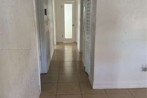 House in Coral Gables, Florida 3 bedrooms, 136.94 sq.m. № 1694791 - photo 9