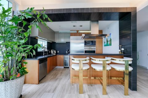 Condo in Miami, Florida, 4 bedrooms № 2073318 - photo 3