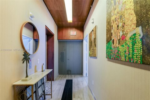 Condo in Miami, Florida, 4 bedrooms № 2073318 - photo 2
