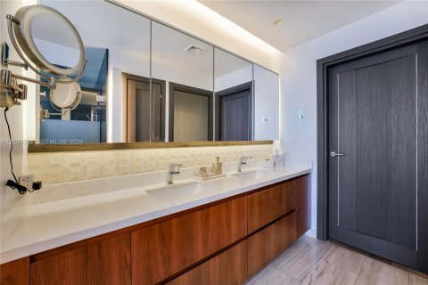 Condo in Miami, Florida, 4 bedrooms № 2073318 - photo 12