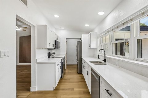 Casa en venta en Orlando, Florida, 4 dormitorios, 209.03 m2 № 2324221 - foto 23
