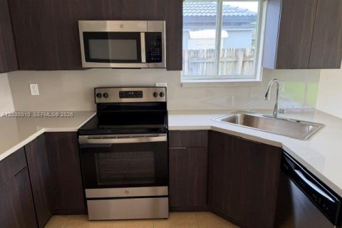 Купить виллу или дом в Хомстед, Флорида 4 спальни, 129.78м2, № 2247271 - фото 7