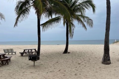 Condo in Pompano Beach, Florida, 2 bedrooms  № 1216229 - photo 1