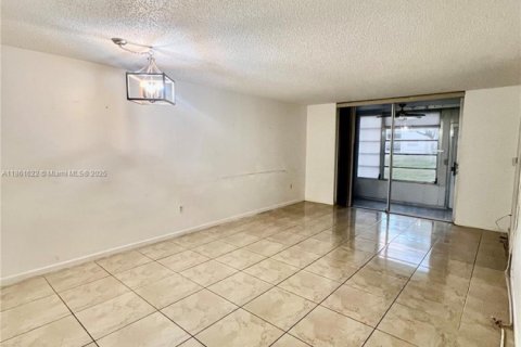 Condo in Sunrise, Florida, 2 bedrooms  № 1892264 - photo 3